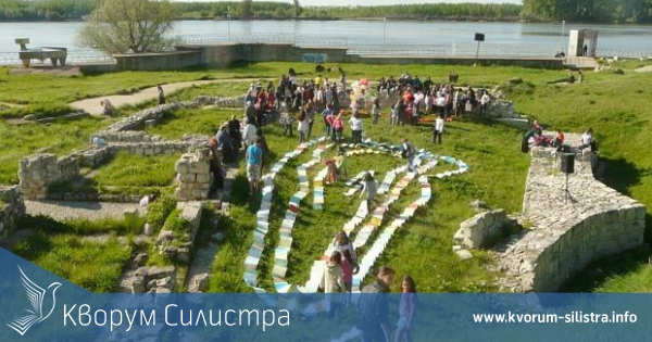 Силистренци изписаха 150-метров читателски дневник