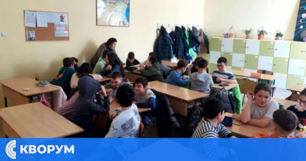 Ученици от ПМГ "Климент Охридски" отбелязаха Деня на розовата фланелка