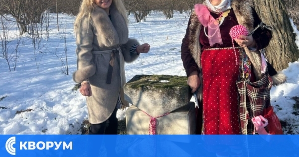 Алфатар спази традицията с връзване на мартеници на каменните кръстове