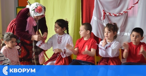 Децата от Алфатар и Бистра посрещнаха Баба Марта с песни и усмивки