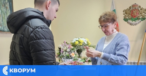 Учениците от ПЗГ "Добруджа" зарадваха служителите на РУО – Силистра с мартенички