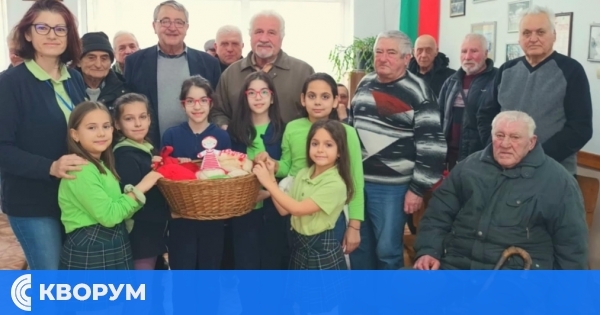Ученици от ОУ "Отец Паисий" в Силистра зарадваха възрастни хора за Баба Марта