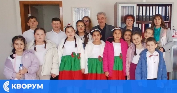 Ученици от ОУ "Отец Паисий" поздравиха ВиК – Силистра за 3-ти март