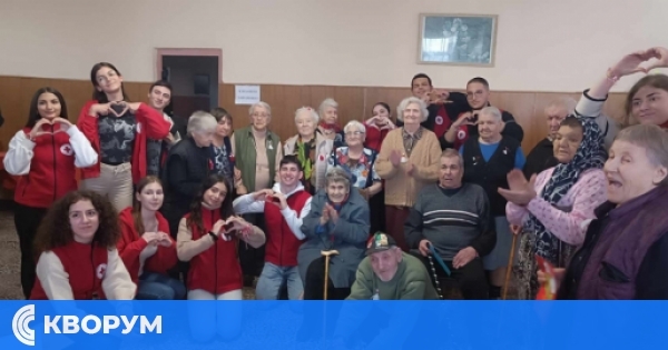 Младежи от БМЧК – Силистра донесоха радост в Дома за стари хора по случай 1 март