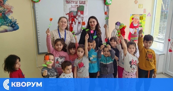 Децата от ДГ "Св. Св. Кирил и Методий" в Главиница изработиха цветя за своите майки по повод 8-ми март