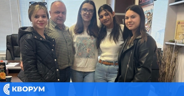 Ученици от ПГООТ – Дулово зарадваха дамите по случай 8 март