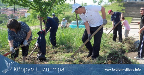 Областният управител чисти заедно с децата от дом "Димчо Дебелянов"