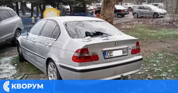 Фасадна плоча падна в Русе, потроши паркирано силистренско БМВ