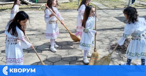 Малки "смехорани" от ДГ "Иглика" - Силистра отбелязаха Благовец с усмивка и метличка в ръка