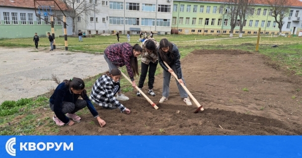 Училищният двор в Средище се превърна в класна стая сред природата