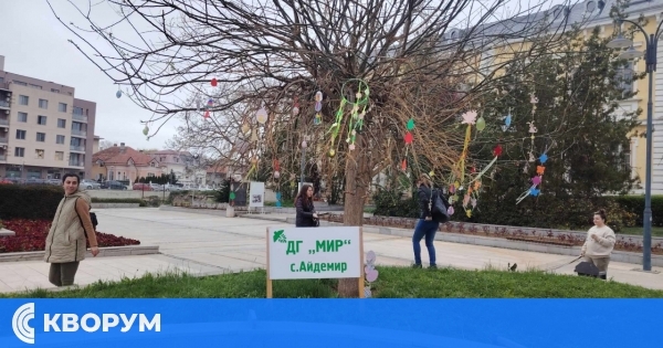 Великденско дърво, украсено от ДГ "Мир" – Айдемир, грее в центъра на Силистра