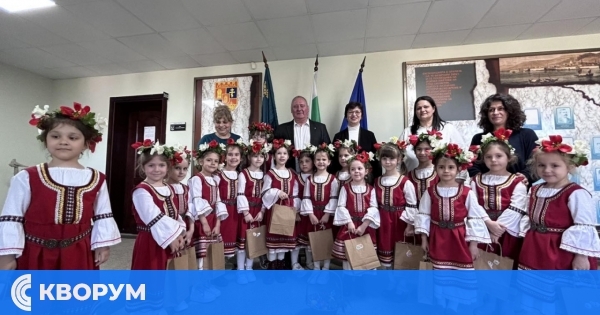 Малките лазарки от ДГ "Роза" внесоха пролетно настроение в Община Силистра