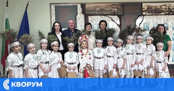 С песни и благословии за берекет: Малките лазарки от "Иглика" гостуваха в Общината