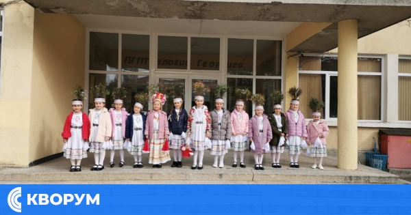 Децата от ДГ "Иглика" огласиха с песни и благословии гимназия в Силистра