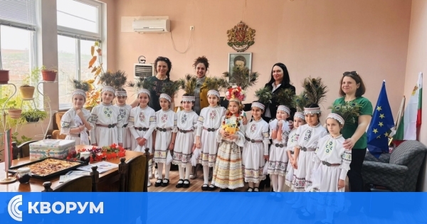 Лазарките от ДГ "Иглика" нарекоха за здраве и берекет в село Смилец