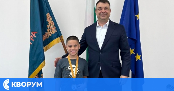 Кметът на Силистра отличи осемгодишния шампион Самуил Иванов за златния медал от турнира в Испания