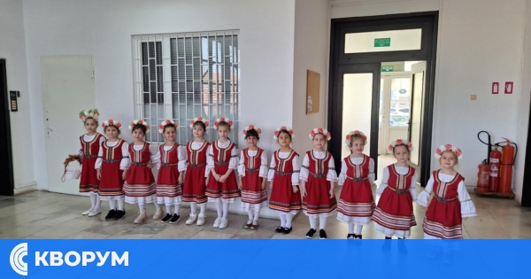 Лазарки от ДГ "Роза" поздравиха Окръжна прокуратура – Силистра за Деня на конституцията и празника на юристите