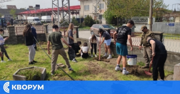 Ученици от СУ "Йордан Йовков" – Тутракан засадиха дървета по повод Седмицата на гората