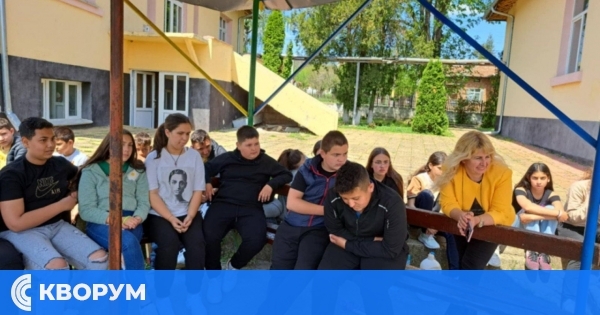 Учениците от ОУ "Отец Паисий" – с. Добротица отбелязаха Деня на Земята с творчество и грижа за природата