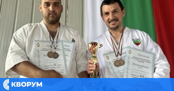 Полицаи от Силистра с медали и купа от републикански турнир по карате