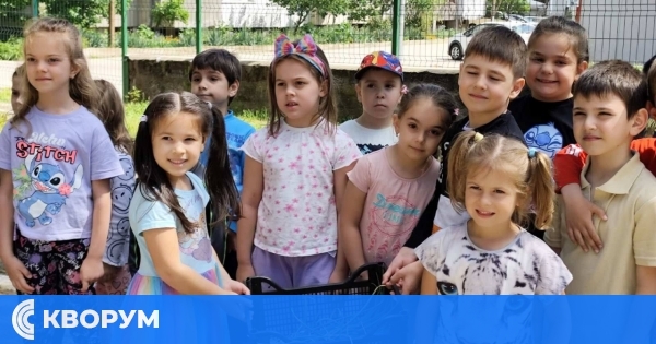 Малките градинари от ДГ "Иглика" събраха първата реколта и засадиха билки в своята екоградина