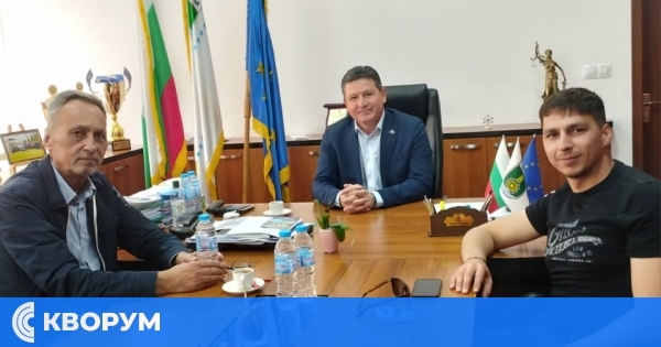 Историческа среща в Главиница: Кметът Неждет Джевдет прие първия демократично избран кмет на общината