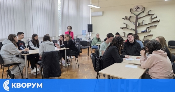 Десетокласници от СУ "Н. Й. Вапцаров" се впуснаха в забавен куиз в Регионална библиотека "Партений Павлович"