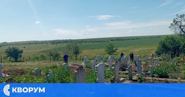 Доброволци почистиха гробищните паркове в село Звенимир