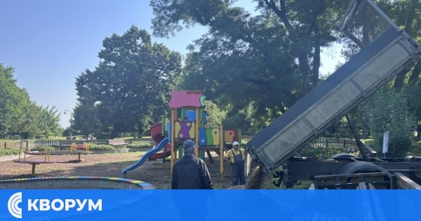 Полагат нова безопасна настилка на детска площадка в Силистра