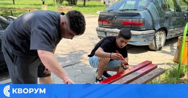 Ученици от ПГСУАУ "Атанас Буров" – Силистра вдъхнаха нов живот на пейките пред училището