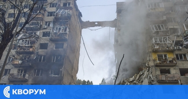 Знамената в Киев вчера бяха спуснати наполовина след най-смъртоносния руски удар за 2025 година