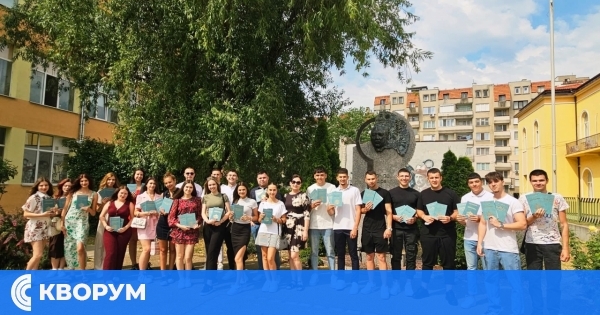 Випуск 2025 на ПГСУАУ "Атанас Буров" – Силистра пое по пътя на бъдещето с дипломи в ръка