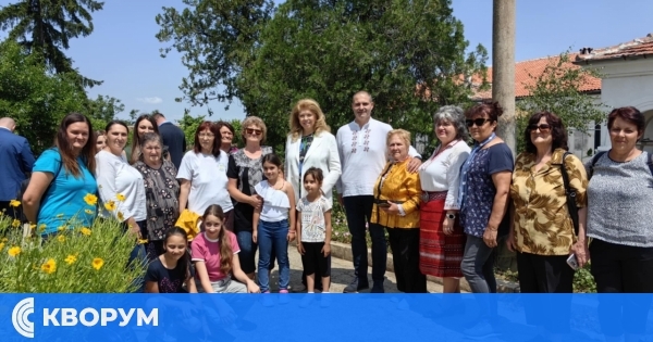 Женска вокална група "Лазарки" от с. Грънчарово с участие в Петропавловския събор на народното творчество