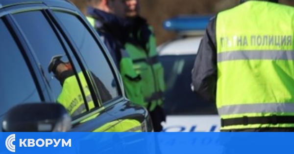 Двама пътни полицаи в Русе с обвинения за подкупи в лева, евро и румънски леи