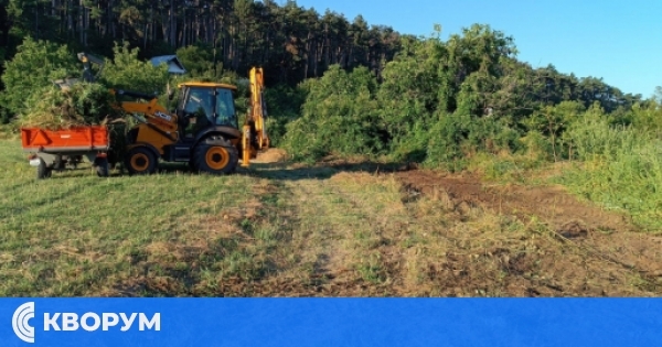 ФК "Трансмариска-2013" започна подготовка за новия сезон с почистване на стадиона в Тутракан