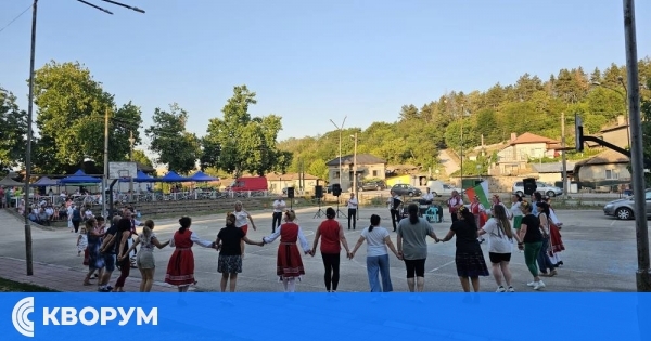 Добруджанско хоро озари лятната вечер в село Ситово