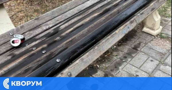 Вандалски акт в Дулово: Пейките край стадиона облепени с черна боя или масло