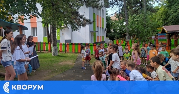 Младежи обучават децата от ДГ "Ян Бибиян" – Силистра за правата им чрез приказки и драматизации