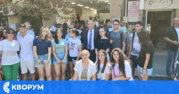 Ученици от Дулово присъстваха на тържествената церемония по дипломиране на курсантите от НВУ и се снимаха с президента Румен Радев