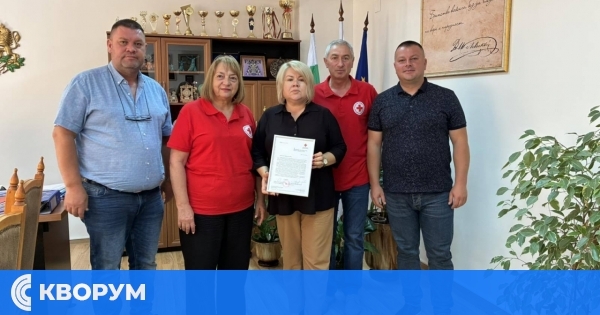 Кметът на Дулово с благодарствена грамота от Българския Червен кръст