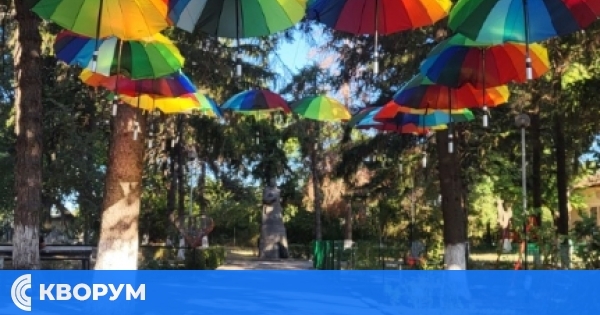 Алея с чадъри в цветовете на дъгата радва жителите и гостите на село Брадвари