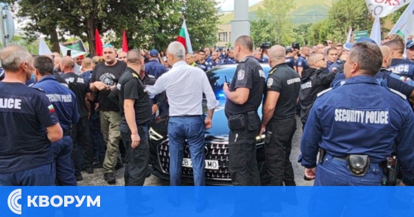 Привърженици на партия "Възраждане" протестират пред ВМЗ – Сопот