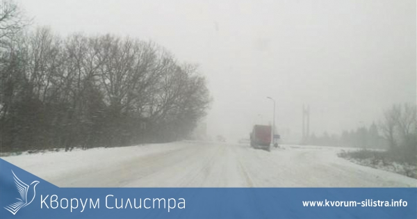 Тежка верижна машина води колона от около сто автомобила към Силистра