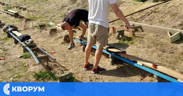 Футболистите на ФК "Раковски" -с. Калипетрово подновиха пейките на стадиона