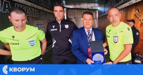 Георги Нарлев връчи плакет за 150 мача в елита на съдия Илиян Каракашев