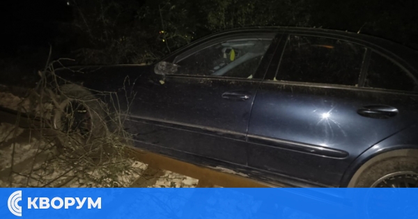 Автомобил върху жп релсите край Дулово блокира движението на влаковете