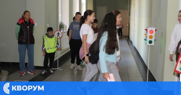 Учениците от ОУ "Св. св. Кирил и Методий" – Силистра с инициатива "Бъди герой на пътя"