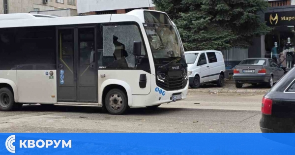 Инцидент с автобус от градския транспорт в Силистра – паркирано "Ауди" предизвика катастрофа
