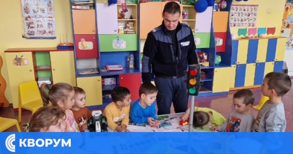Малчуганите от група "Мир" в Калугерене се учиха на пътна безопасност с помощта на полицай