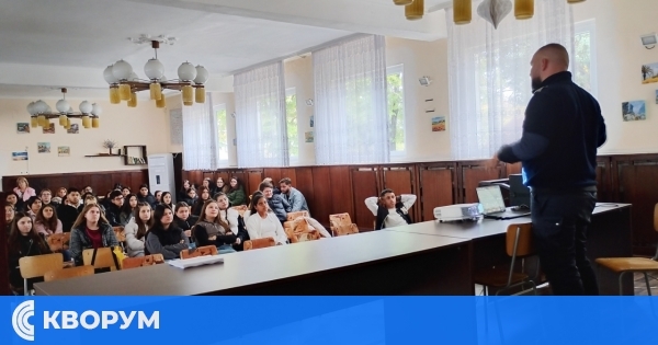 Учениците от ПГПТ "Евлогий Георгиев" се включиха в открит урок по пътна безопасност